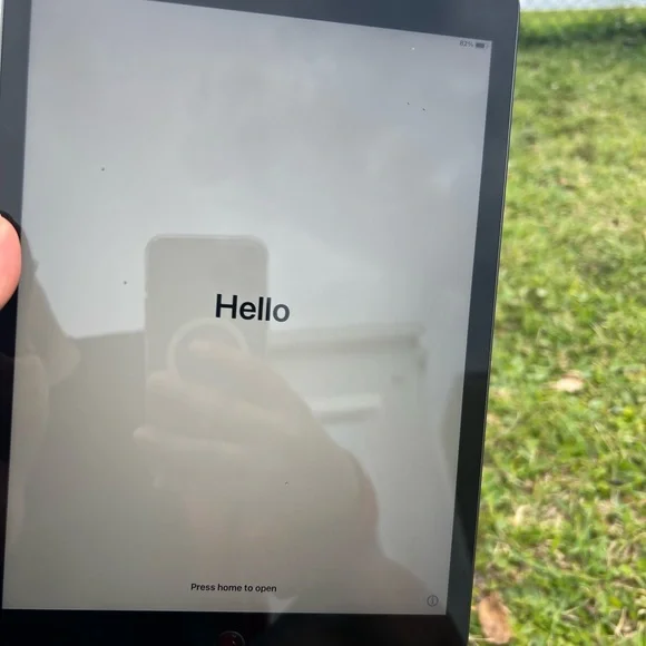 IPad Space Grey ( 8th Generation ) Wi-Fi(32GB Laptops